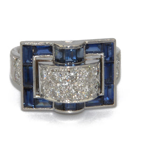 Bague en or gris et saphirs bleus calibrés