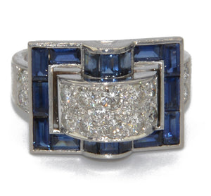 Bague en or gris et saphirs bleus calibrés