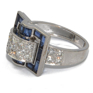 Bague en or gris et saphirs bleus calibrés