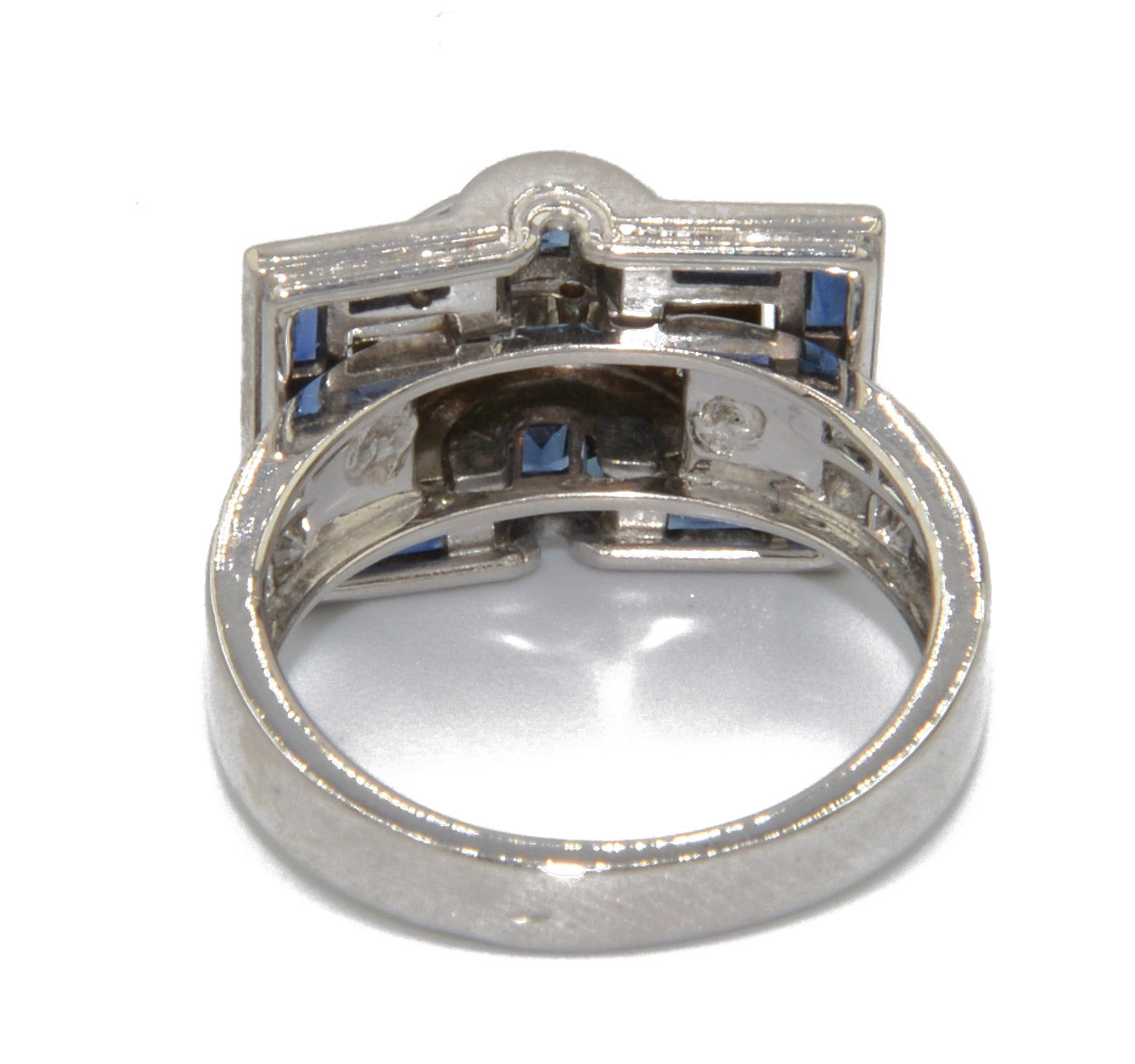 Bague en or gris et saphirs bleus calibrés