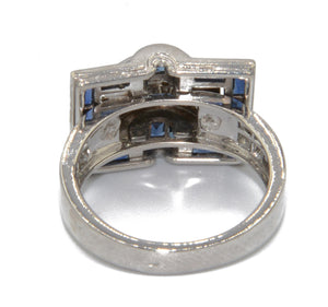 Bague en or gris et saphirs bleus calibrés