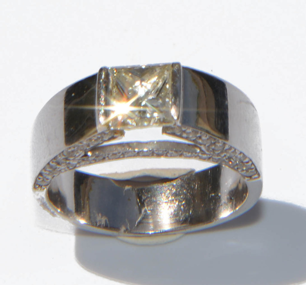 Bague solitaire en or gris ornée d'un diamant taille princesse