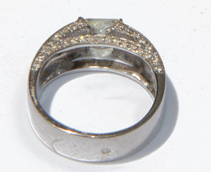 Bague solitaire en or gris ornée d'un diamant taille princesse