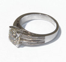 Charger l&#39;image dans la galerie, Bague solitaire ornée d&#39;un diamant épaulée de diamant taille baguette
