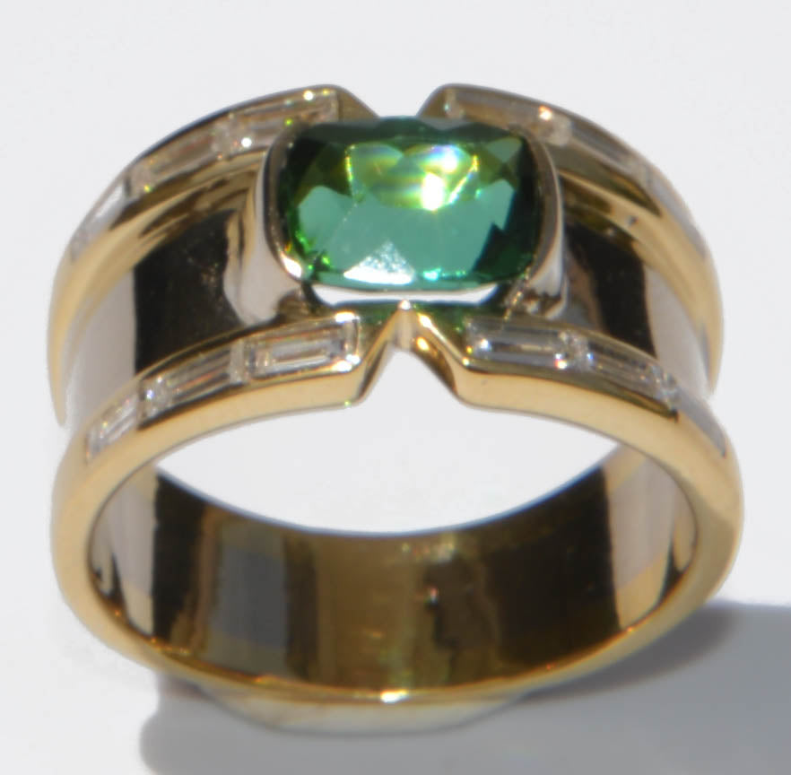 Bague jonc en or jaune ornée d'une Tourmaline sur une descente de diamant baguette