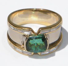 Charger l&#39;image dans la galerie, Bague jonc en or jaune ornée d&#39;une Tourmaline sur une descente de diamant baguette
