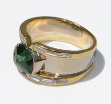 Charger l&#39;image dans la galerie, Bague jonc en or jaune ornée d&#39;une Tourmaline sur une descente de diamant baguette
