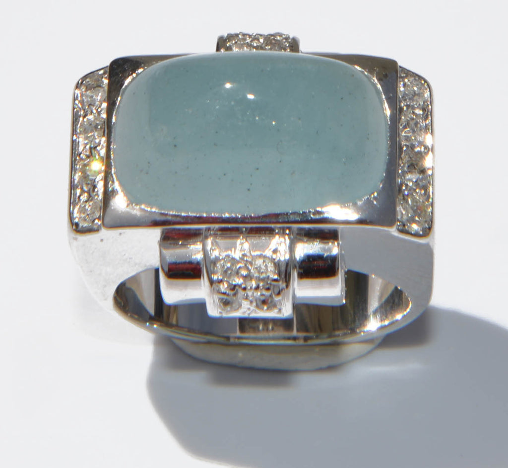 Bague en platine ornée d'un cabochon d'aigue marine