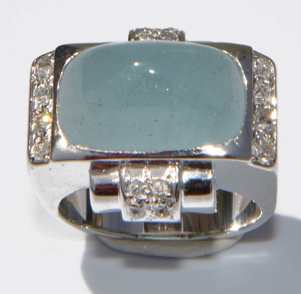 Bague en platine ornée d'un cabochon d'aigue marine