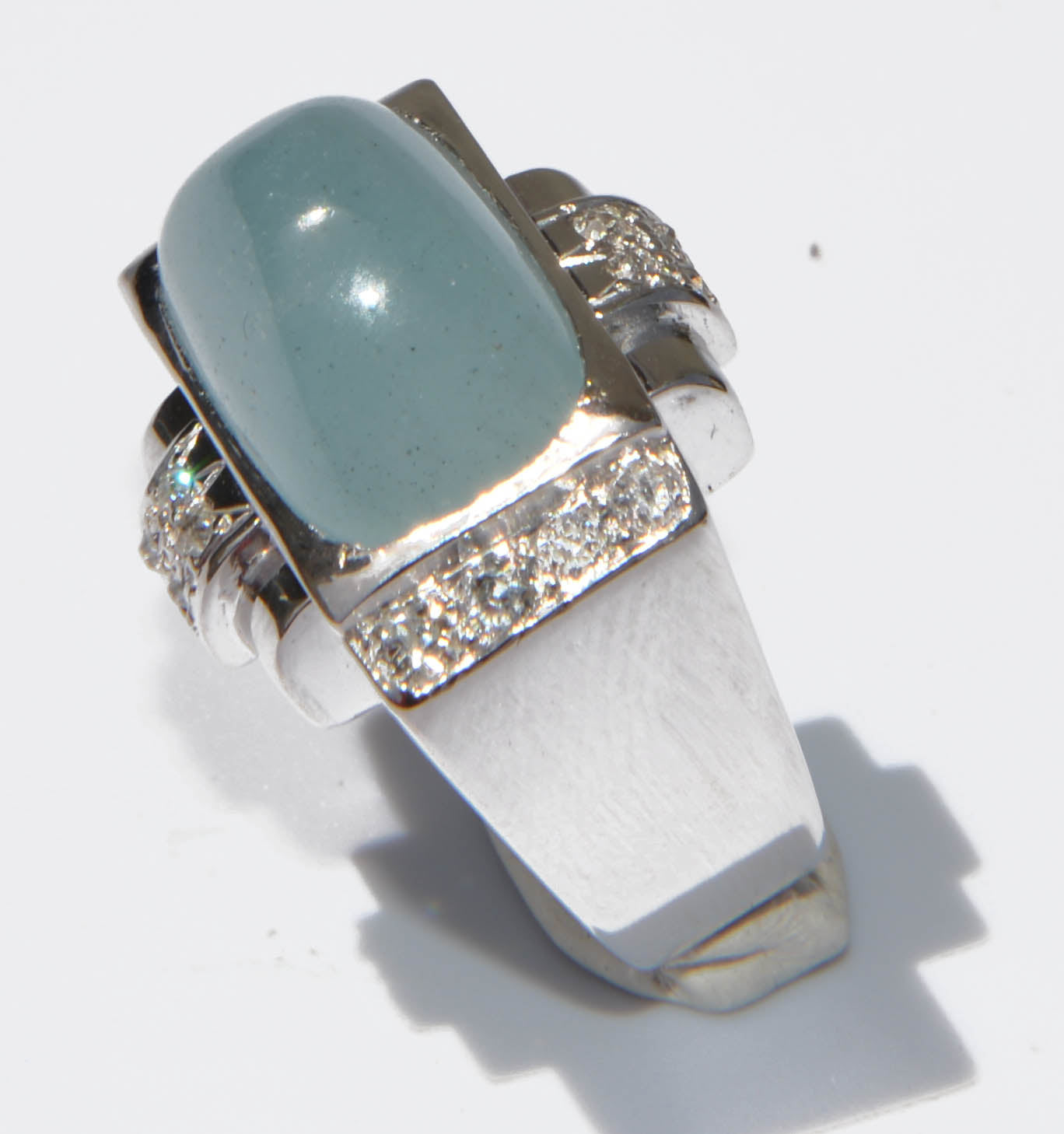 Bague en platine ornée d'un cabochon d'aigue marine