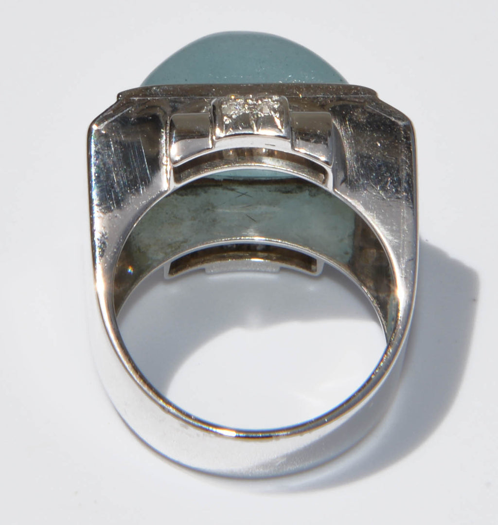 Bague en platine ornée d'un cabochon d'aigue marine