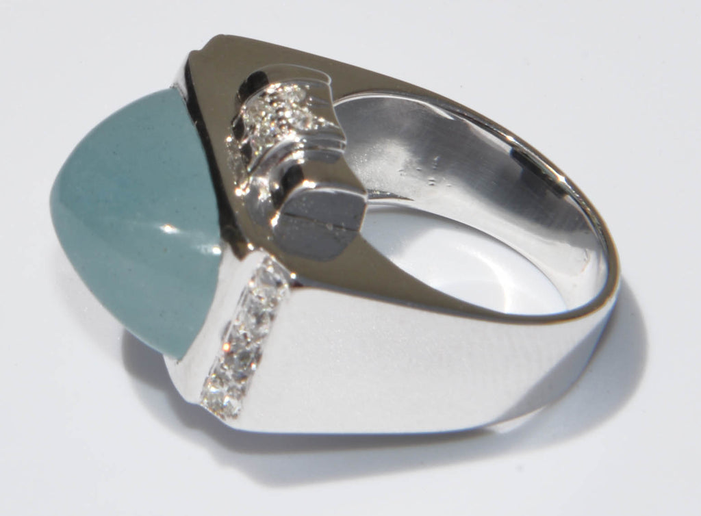 Bague en platine ornée d'un cabochon d'aigue marine