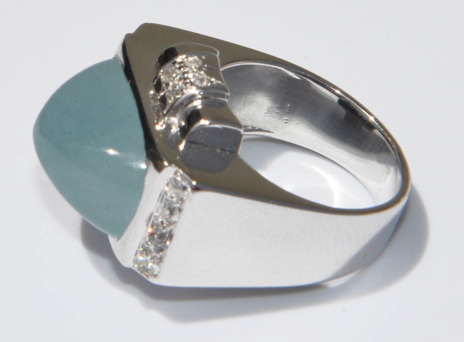 Bague en platine ornée d'un cabochon d'aigue marine