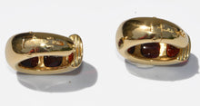 Charger l&#39;image dans la galerie, Boucles d&#39;oreilles en or jaune de la maison Pomellato avec des cabochons de grenats
