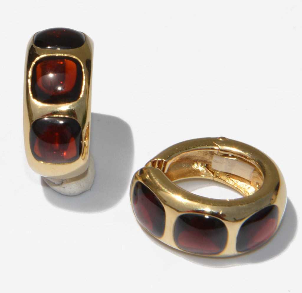 Boucles d'oreilles en or jaune de la maison Pomellato avec des cabochons de grenats
