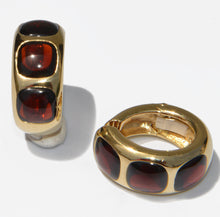 Charger l&#39;image dans la galerie, Boucles d&#39;oreilles en or jaune de la maison Pomellato avec des cabochons de grenats
