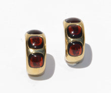 Charger l&#39;image dans la galerie, Boucles d&#39;oreilles en or jaune de la maison Pomellato avec des cabochons de grenats
