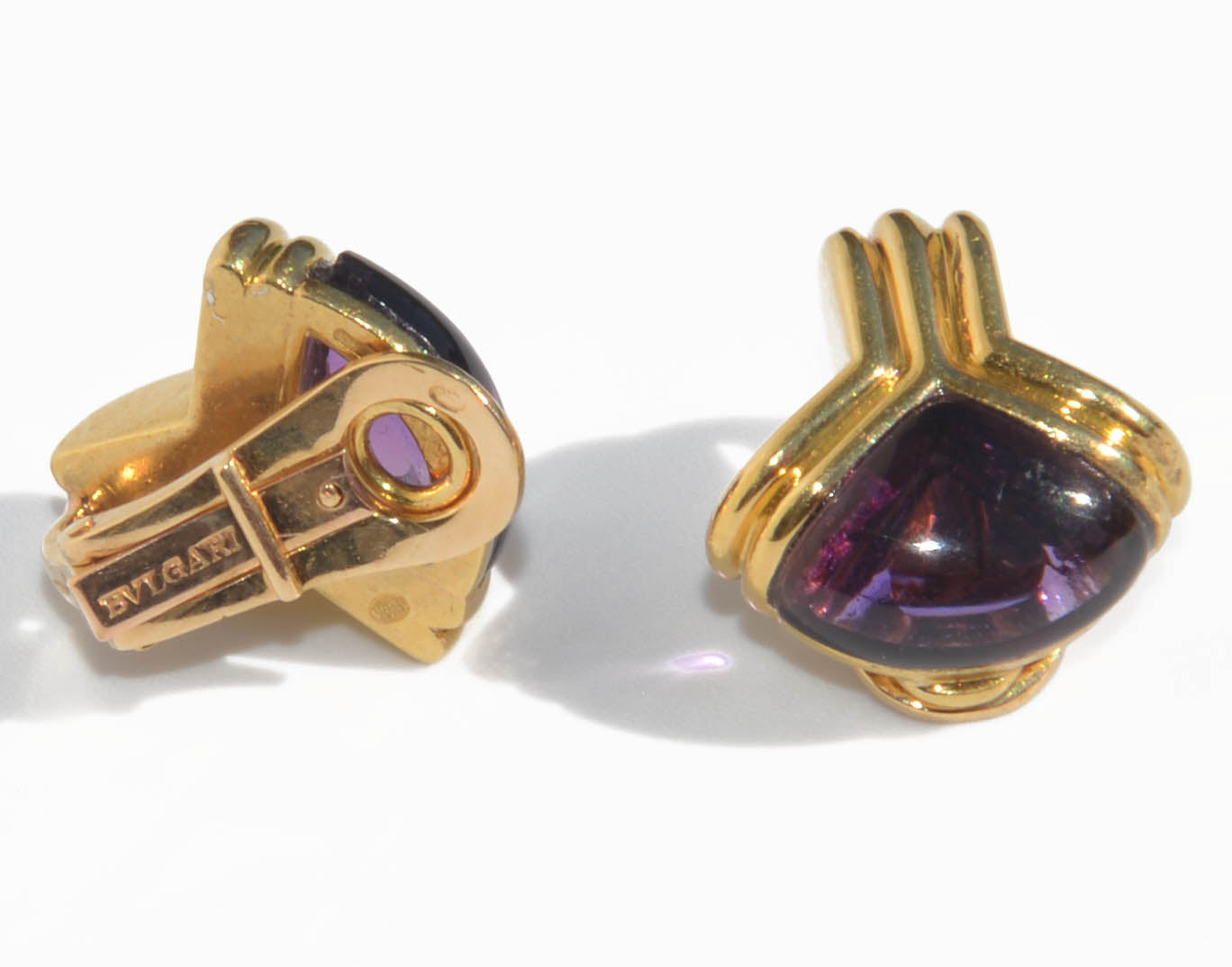 Boucles d'oreilles or jaune de la maison Bvlgari en améthyste