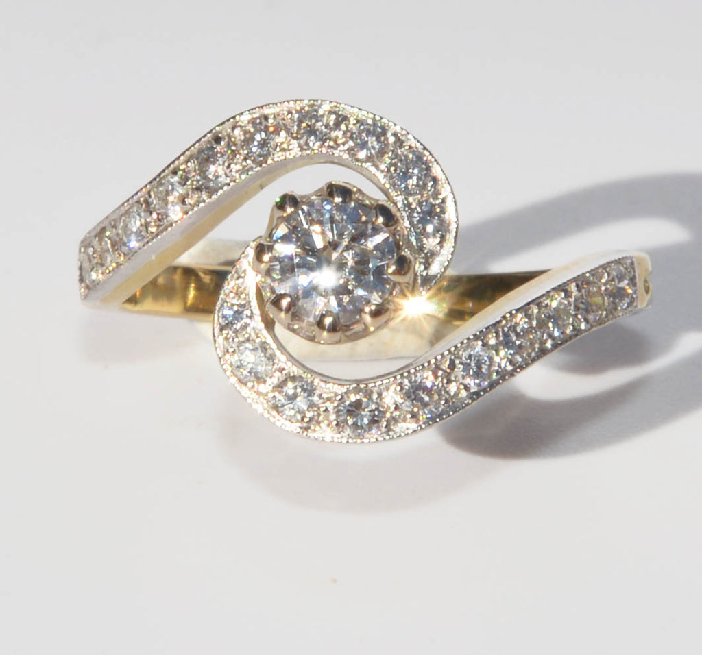 Bague tourbillon en or jaune et platine et diamants