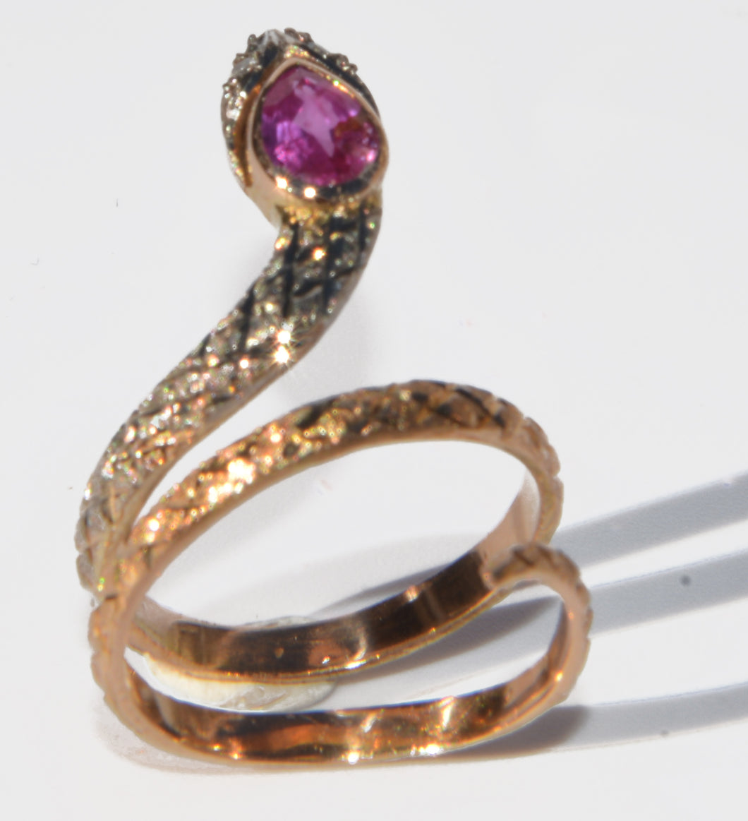 Bague serpent bi-colore ornée d'un rubis