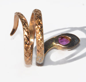 Bague serpent bi-colore ornée d'un rubis