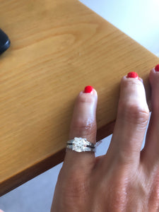 Bague solitaire ornée d'un diamant épaulée de diamant taille baguette