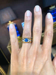 Bague jonc or jaune ornée d'un saphir taille ronde et diamant