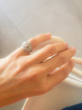 Charger l&#39;image dans la galerie, Bague dôme or gris et diamants ciselée
