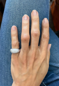 Bague jonc en or gris pavée de diamants