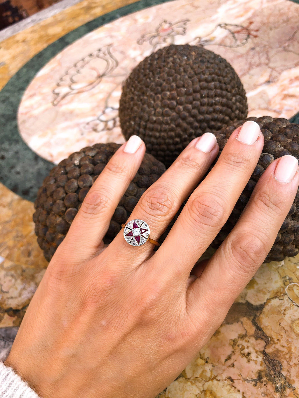 Bague ancienne ronde diamant et pierres rouges - adalgyseboutique