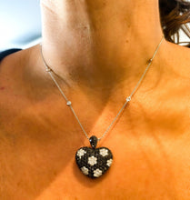 Charger l&#39;image dans la galerie, Collier ornée d&#39;un pendentif formant un cœur en diamant noirs et blancs - adalgyseboutique
