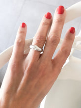 Charger l&#39;image dans la galerie, Bague or gris ornée d&#39;un diamant taille moderne
