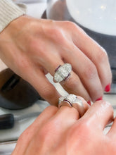 Charger l&#39;image dans la galerie, Bague platine et diamant ornée de rubis qualibrés
