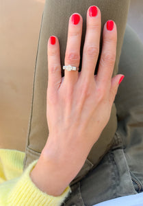 Bague en or gris centrée d’un diamant taille moderne