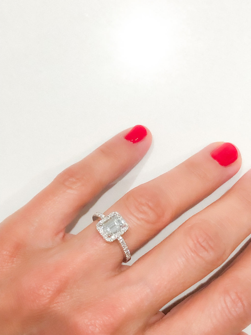 Bague solitaire en or gris ornée d'un diamant taille émeraude