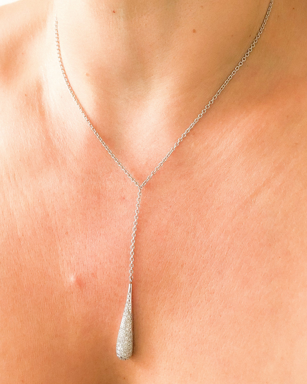 Collier or gris pavés de diamant