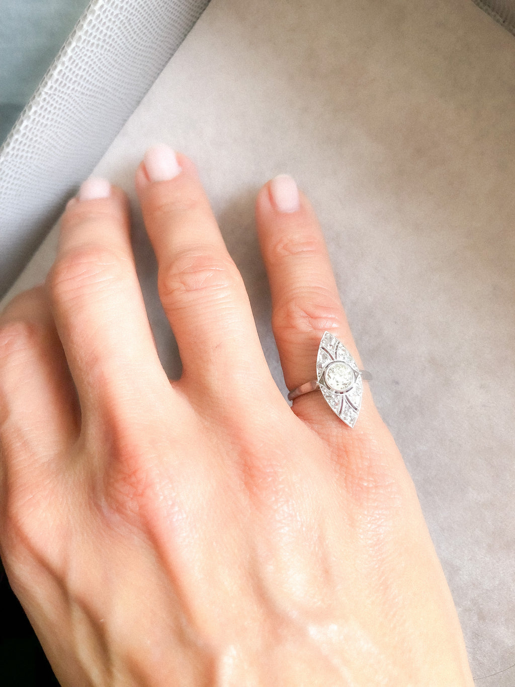 Bague marquise en platine et diamant