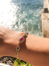 Charger l&#39;image dans la galerie, Bracelet en or jaune et diamant ,rubis cabochon de la maison Van Cleef and Arpels

