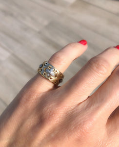 Bague or jaune ciselé alterné de motifs fleurs
