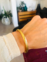 Charger l&#39;image dans la galerie, Bracelet jonc fermé torsadé or jaune
