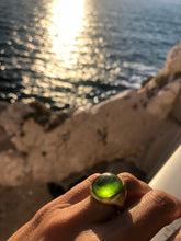 Charger l&#39;image dans la galerie, Bague signée Pomellato ornée d&#39;un péridot
