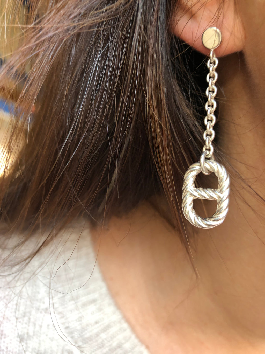 Paire de boucles d'oreilles signées Hermès en argent
