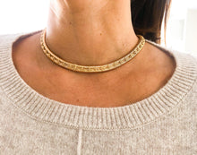 Charger l&#39;image dans la galerie, Collier Tubogas des années 1950 en or jaune orné de motifs sur toute la maille - adalgyseboutique
