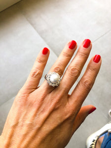 Bague marguerite en perle, entourée diamants
