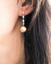 Charger l&#39;image dans la galerie, Paire de boucles d&#39;oreilles en or jaune diamants navettes et perles gold des mer du sud
