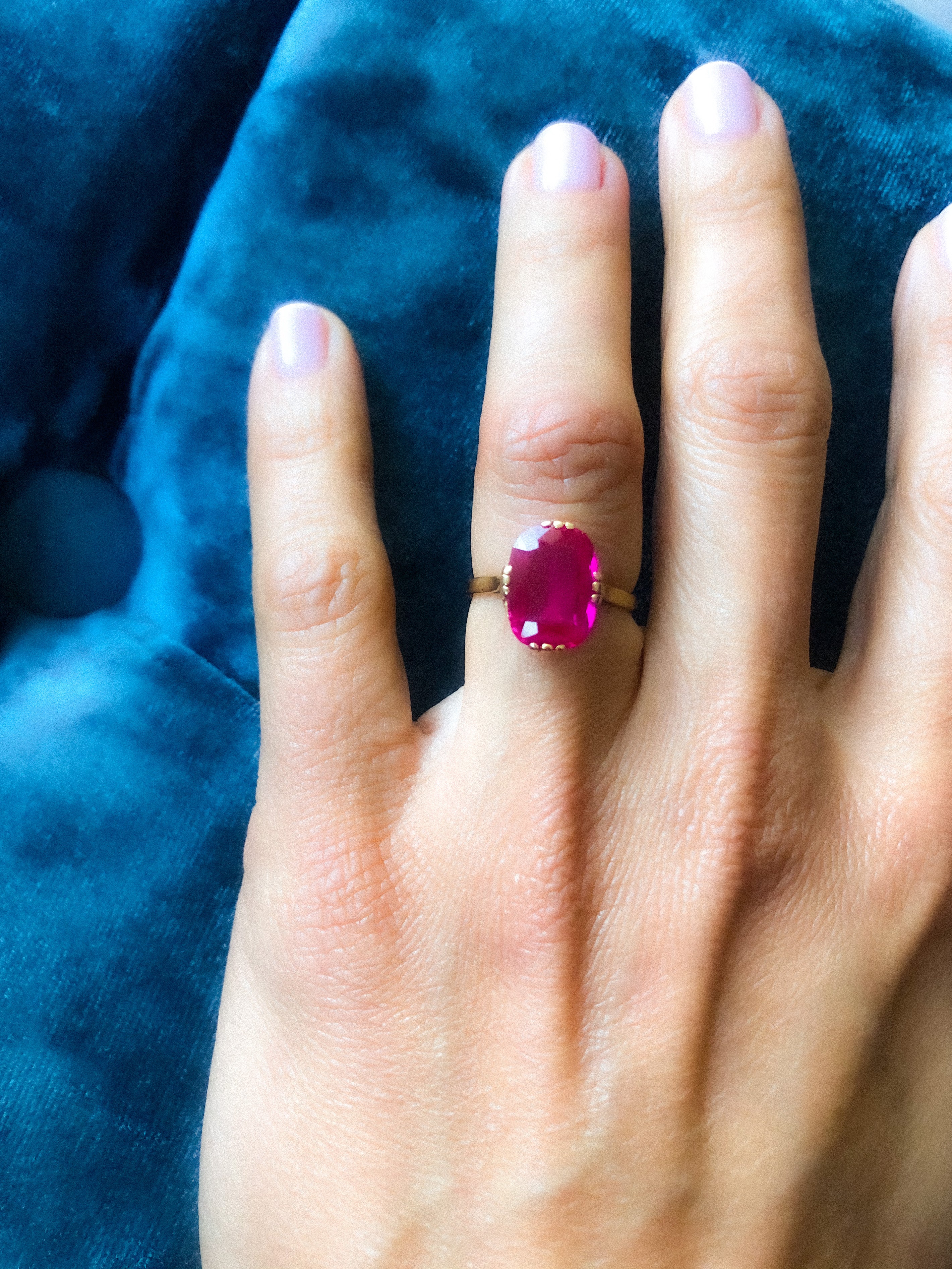 Bague or jaune ornée d'une pierre rouge