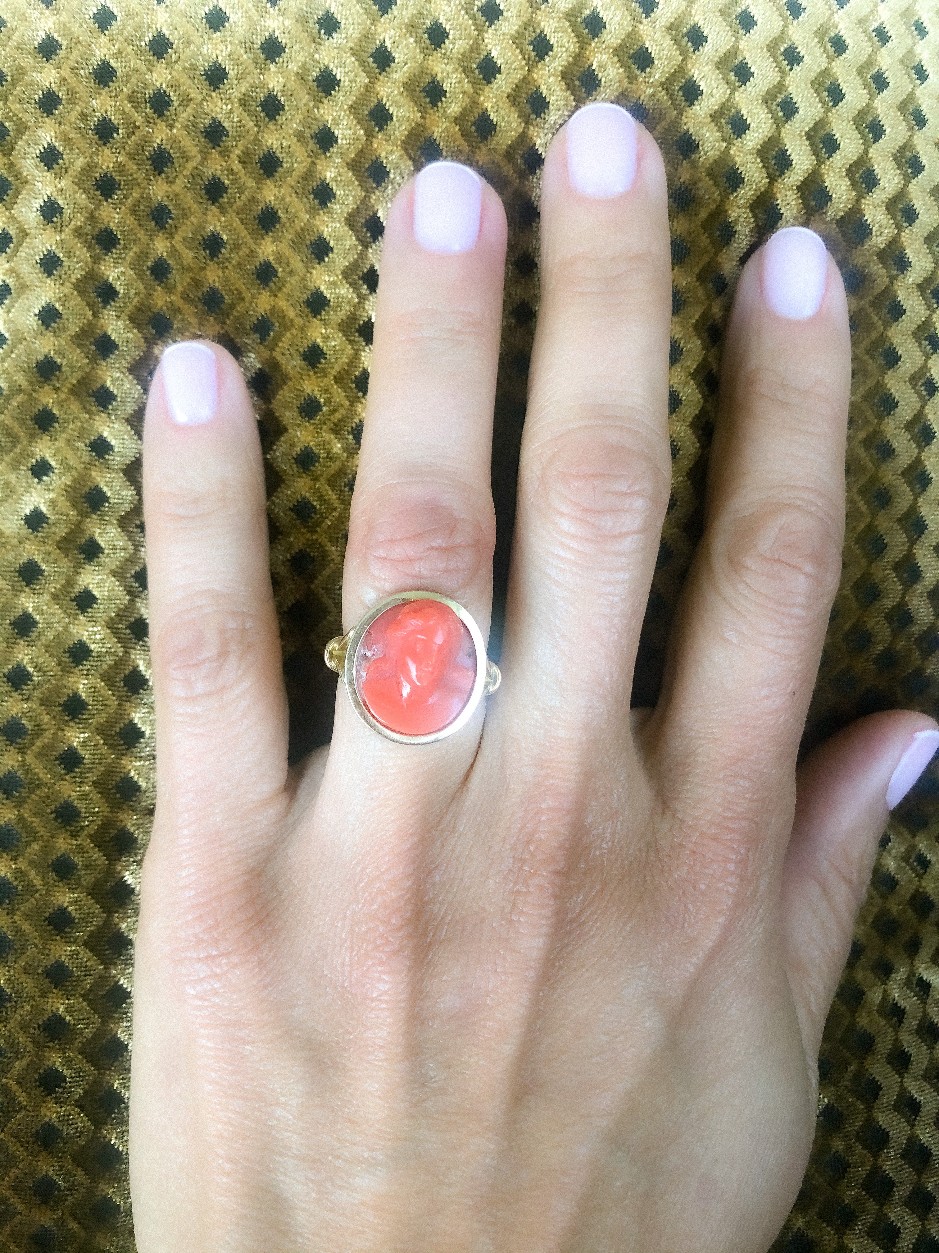 Bague en or jaune ornée d'un camée en corail