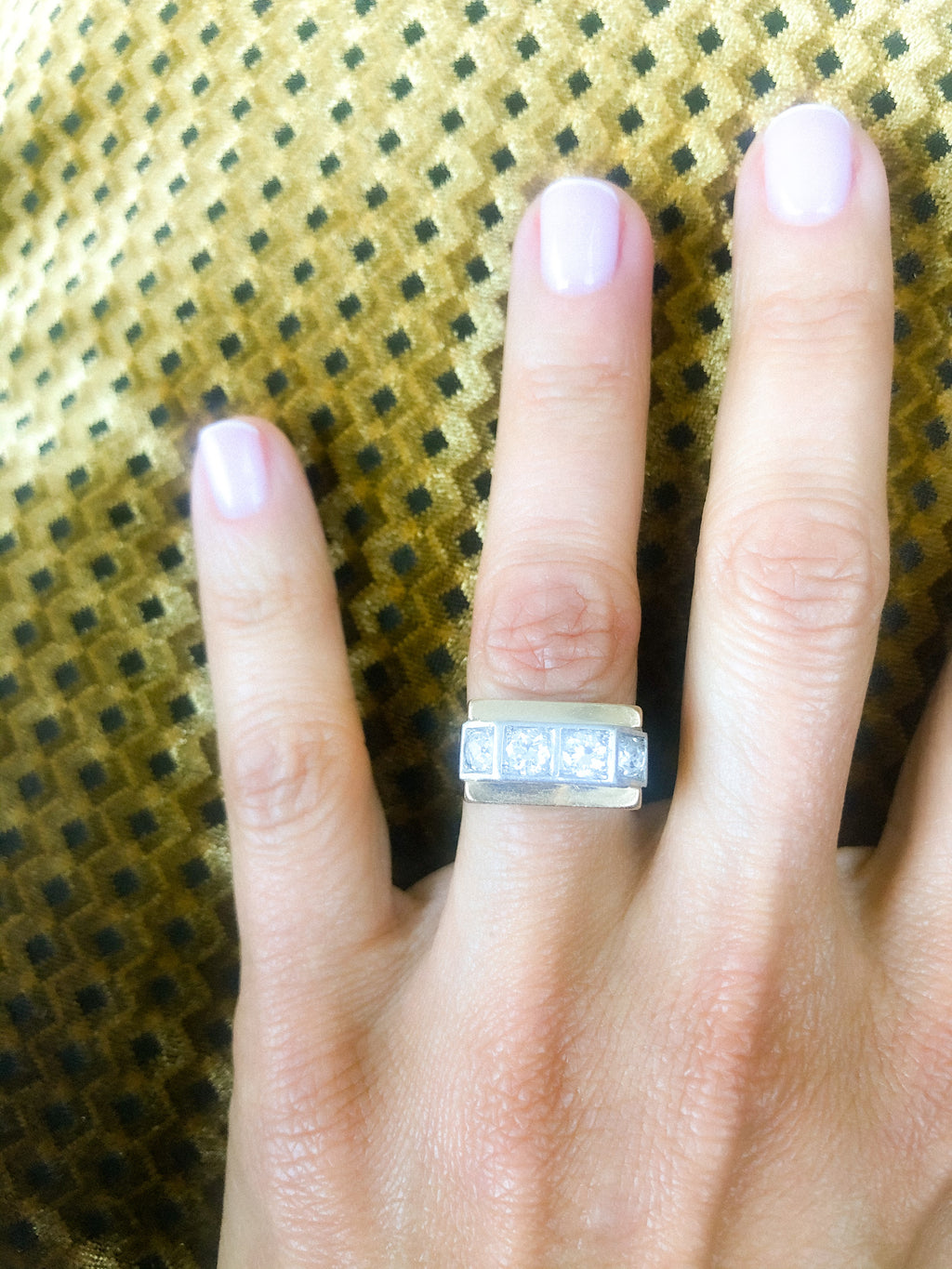 Bague chevalière ornée de diamant