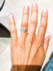 Bague rectangulaire ornée d'une aigue -marine