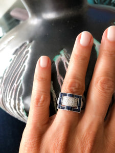 Bague en or gris et saphirs bleus calibrés